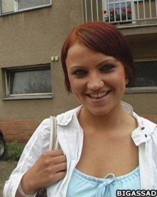 Redhead Schlampe Tasche nimmt einen tiefen Atemzug dann geht für die saugen
 #70449151