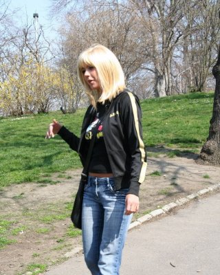 Vollbusige Blondine in der Öffentlichkeit
 #73074335