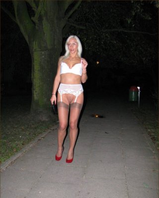Amateur deutsches Babe in Strümpfen posiert in der Öffentlichkeit
 #78481277