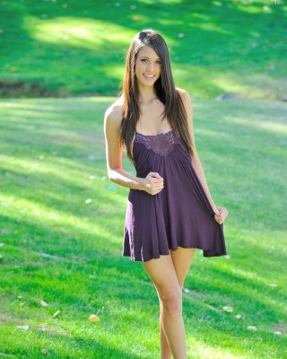 Amateur Teen im Park geht oben ohne
 #71518045