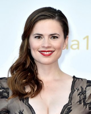 Hayley atwell vollbusig zeigt riesiges Dekolleté in Monaco
 #75160808