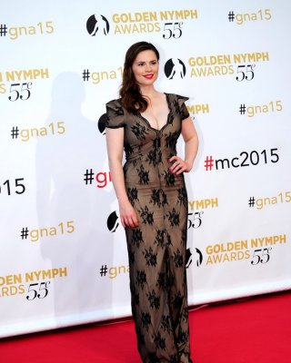 Hayley atwell vollbusig zeigt riesiges Dekolleté in Monaco
 #75160848