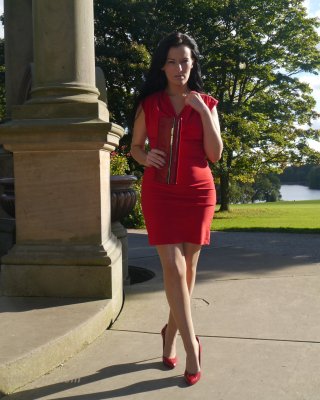 Sexy Babe mit Schuh-Fetisch macht einen Spaziergang im Freien und trägt ein enges rotes Kleid mit
 #74637479
