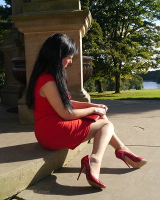 Sexy Babe mit Schuh-Fetisch macht einen Spaziergang im Freien und trägt ein enges rotes Kleid mit
 #74637492
