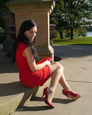 Sexy Babe mit Schuh-Fetisch macht einen Spaziergang im Freien und trägt ein enges rotes Kleid mit
 #74637501