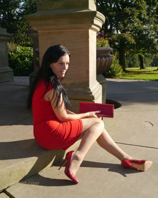 Sexy Babe mit Schuh-Fetisch macht einen Spaziergang im Freien und trägt ein enges rotes Kleid mit
 #74637528
