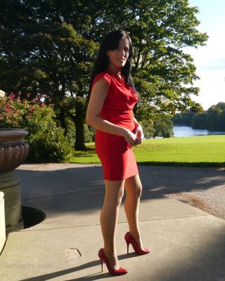 Sexy Babe mit Schuh-Fetisch macht einen Spaziergang im Freien und trägt ein enges rotes Kleid mit
 #74637578
