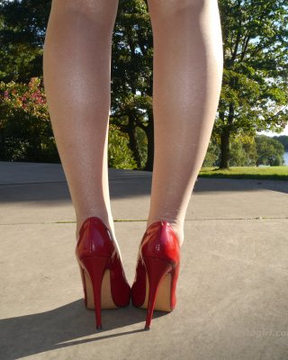 Sexy Babe mit Schuh-Fetisch macht einen Spaziergang im Freien und trägt ein enges rotes Kleid mit
 #74637592