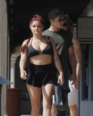 Ariel Winter Shower Porn - Ariel Winter flashing her underboobs and butt outdoor Porn Pictures, XXX  Photos, Sex Images #3229122 - PICTOA