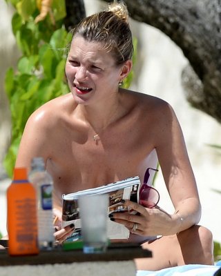 Kate Moss sonnt sich oben ohne an einem Strand in Jamaika
 #75215448