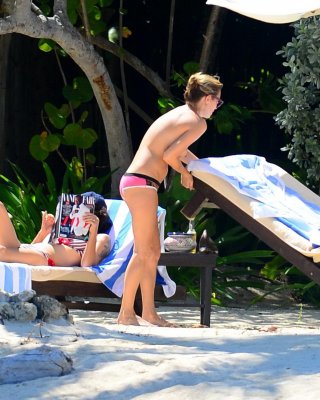 Kate Moss sonnt sich oben ohne an einem Strand in Jamaika
 #75215450