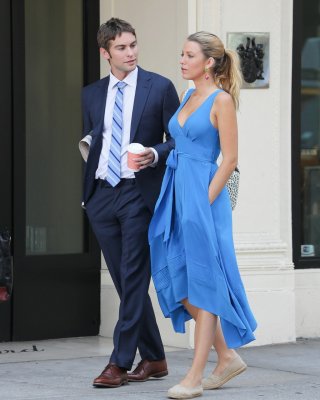 Blake Lively Showing Big Cleavage Wearing Blue Maxi Dress At The Set Of Gossip G