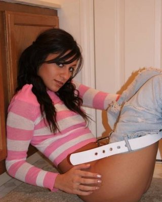 Raven Riley reibt sich im Badezimmer
 #75013434