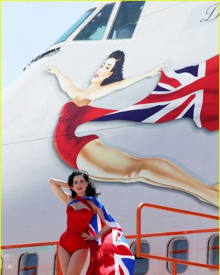 Dita von teese sieht sexy aus in rotem Outfit und entblößt ihre Titten
 #75343922