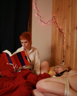 Redd und Sklave scarlett genießen einen faulen Sonntag im Bett, genau wie jedes andere Paar.
 #71997146