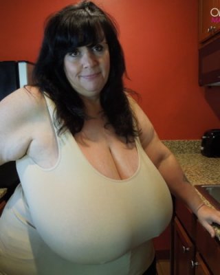 Bbw Amateur mit gigantischen Krügen lässt sie alle heraushängen
 #67469389