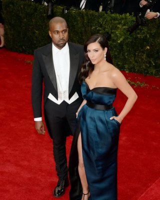 Kim kardashian cleavy und leggy blinkt ihre Höschen beim Verlassen met Kostüm i
 #75197127
