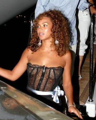 beyonce Accidentally Flashing Pussy In Upskirts