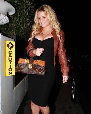 Jessica Simpson entblößt ihren sexy Körper und ihre riesigen Brüste
 #75306516
