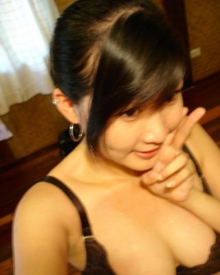 Asiatische coed geht voll nackt in Couch zeigt squeezable Titten
 #69945123