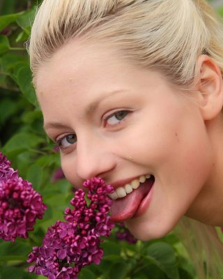 Geile pinky june strippen und masturbieren im Park
 #79381797