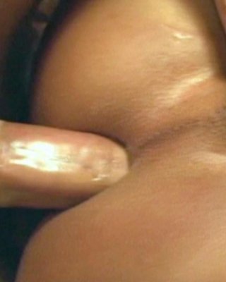 セクシーなブラジリアンシーメールが顔にザーメンをかけてファックする
 #79311327