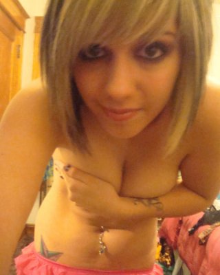 Bilder einer zierlichen Blondine beim Camwhoring in ihrem Zimmer
 #75720804