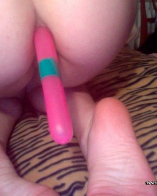 Naked Slutty Amateur Chick Fingers Her Cunt