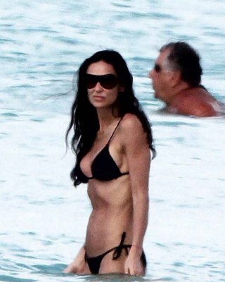 Demi Moore entblößt ihren schönen und sexy Körper in einem schwarzen Bikini am Strand Paparazzi pi
 #75317222
