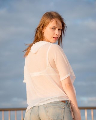Beata zeigt Muschi in der freien Natur
 #70743697
