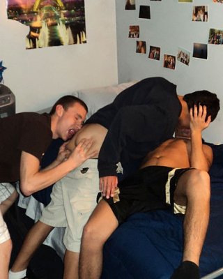 Geile Studentenwohnheim-Jungs werden dazu gebracht, sich gegenseitig zu blasen und zu ficken - heiße Vids
 #76937438