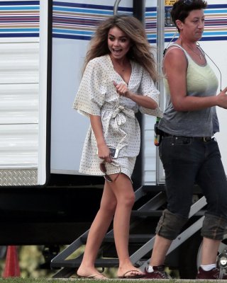 Sarah hyland, die am Set von "Modern Family" in la einen lutscher lutscht
 #75185280