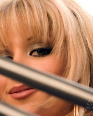 Hot blonde babe, cory nixx, bekommt ungezogen auf der Treppe und Streifen aus ihrem dre
 #71107773