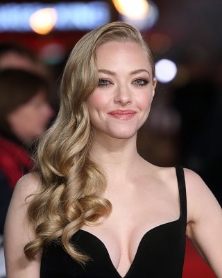 アマンダ・セイフライド、黒のローカットドレスでセクシーな胸元を披露（レ・ミゼにて
 #75246753