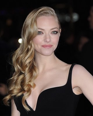 アマンダ・セイフライド、黒のローカットドレスでセクシーな胸元を披露（レ・ミゼにて
 #75246759