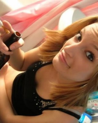 Sexy junge College-Mädchen betrinken sich und strippen in der Öffentlichkeit
 #67562263
