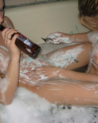 Sexy junge College-Mädchen betrinken sich und strippen in der Öffentlichkeit
 #67562317