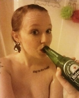 Sexy junge College-Mädchen betrinken sich und strippen in der Öffentlichkeit
 #67562344