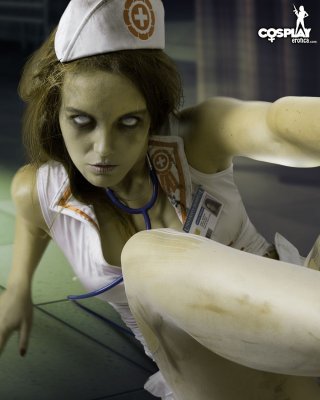Cosplay mit Walking Dead Zombie in Krankenschwester Uniform nackt
 #73223825