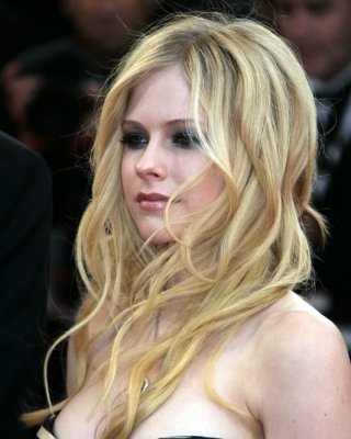 Petite Celeb Avril Lavigne zeigt endlich ein paar Brüste
 #75444201