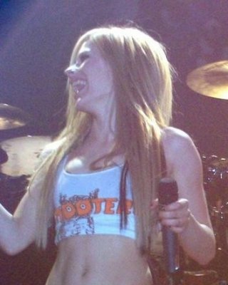 Petite Celeb Avril Lavigne zeigt endlich ein paar Brüste
 #75444230
