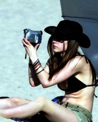 Petite Celeb Avril Lavigne zeigt endlich ein paar Brüste
 #75444259