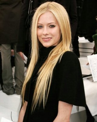 Petite Celeb Avril Lavigne zeigt endlich ein paar Brüste
 #75444265