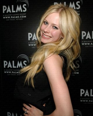 Petite Celeb Avril Lavigne zeigt endlich ein paar Brüste
 #75444273