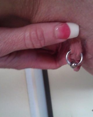 Hardcore blonde Schlampe mit einer gepiercten Muschi masturbiert
 #75776925
