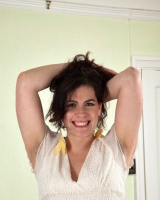 Haarige milf eva zeigt ihre Leckereien
 #77275961