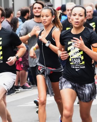 Jamie Chung trägt ein winziges schwarzes Top und Shorts beim Nike 10km-Lauf
 #75184165