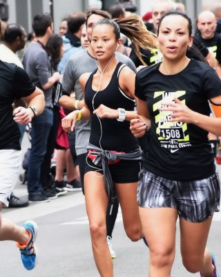 Jamie Chung trägt ein winziges schwarzes Top und Shorts beim Nike 10km-Lauf
 #75184168