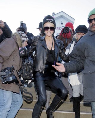 Paris Hilton sieht sehr sexy im Pushup-BH aus
 #75405165