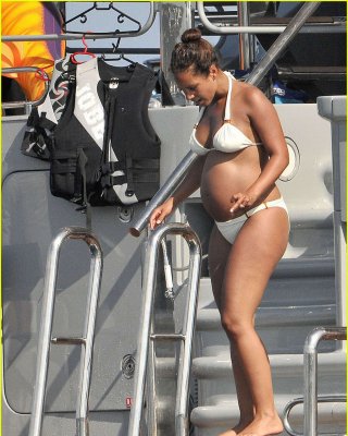 Alicia Keys Looking Very Hot And Sexy In Bikini On A Yacht